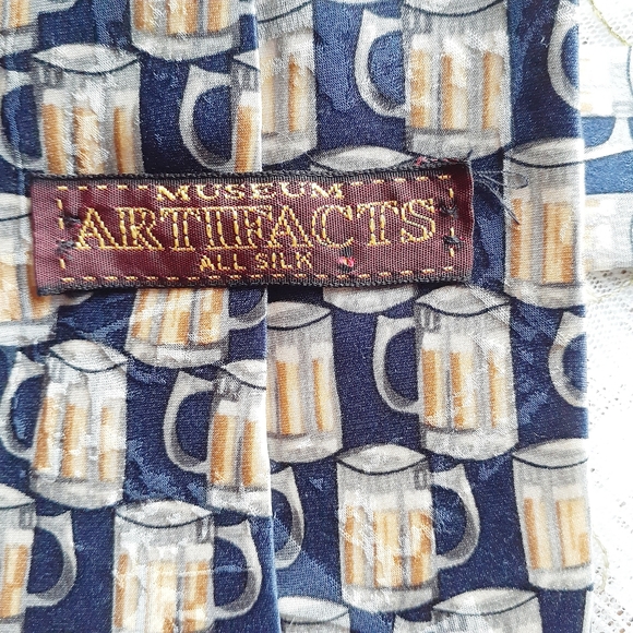 Museum Artifacts Neck Tie All Silk Beer Pint Glass - Picture 7 of 8